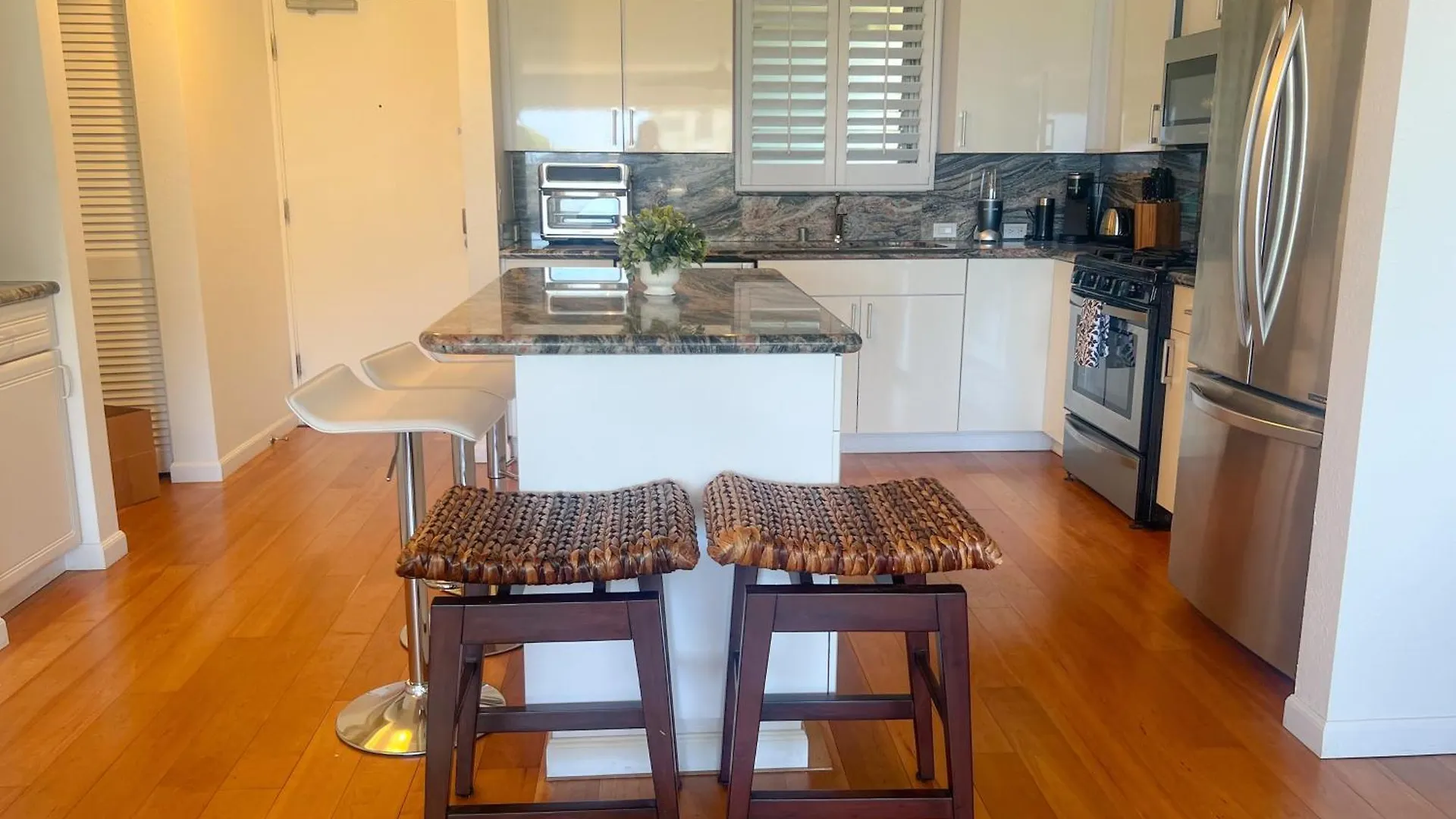 Sleek Oceanside Oasis 1-Bedroom Cs Condo Honolulu 0*,
