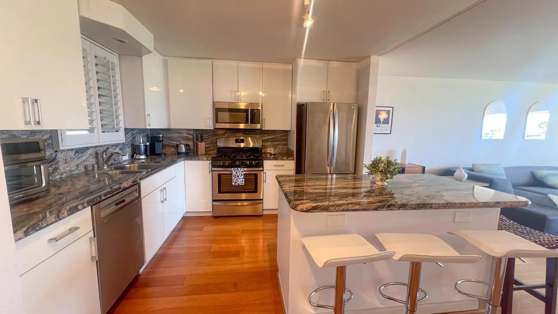 Sleek Oceanside Oasis 1-Bedroom Cs Condo Honolulu United States